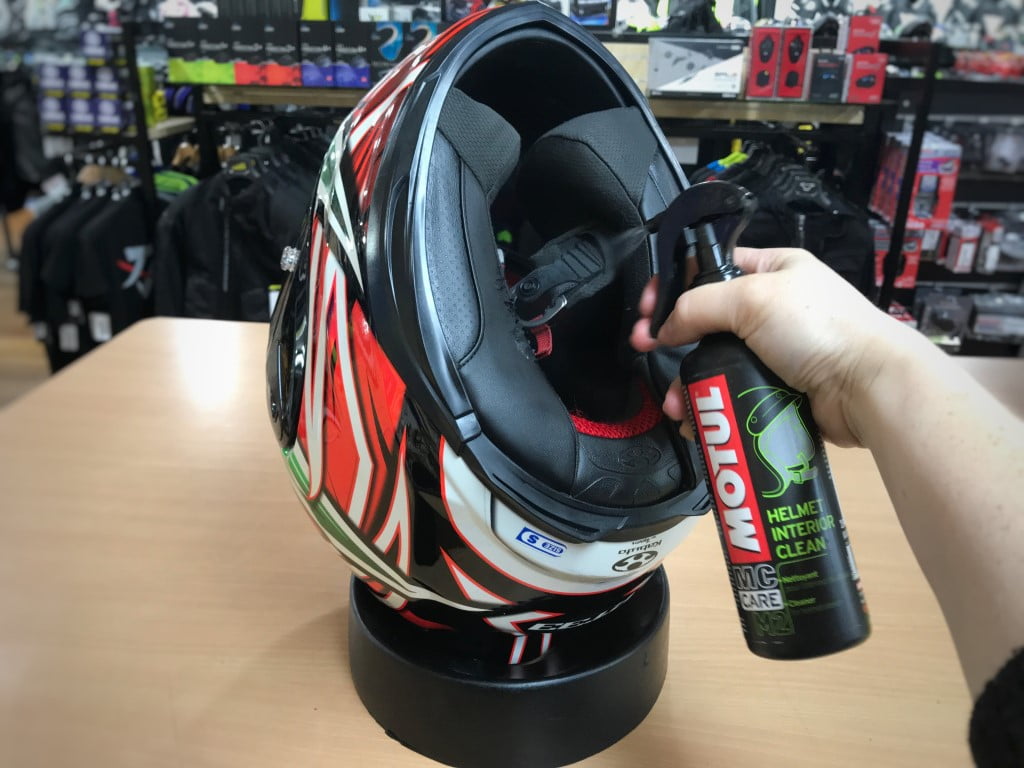 Cómo limpiar un casco de moto por dentro