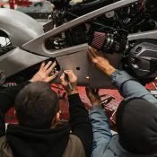Mecánicos reparando moto